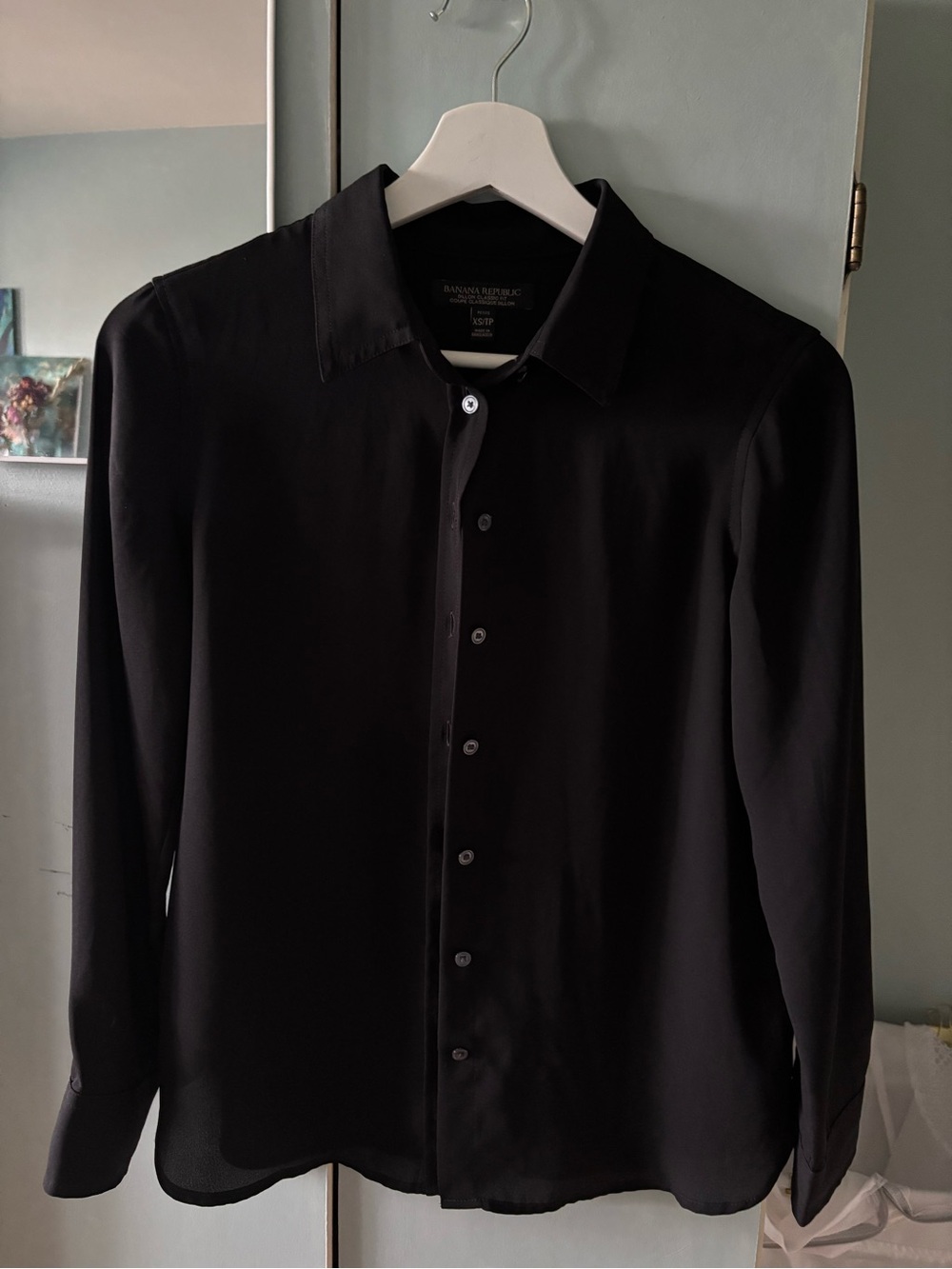 Banana Republic Women’s Black Button-Up Shirt